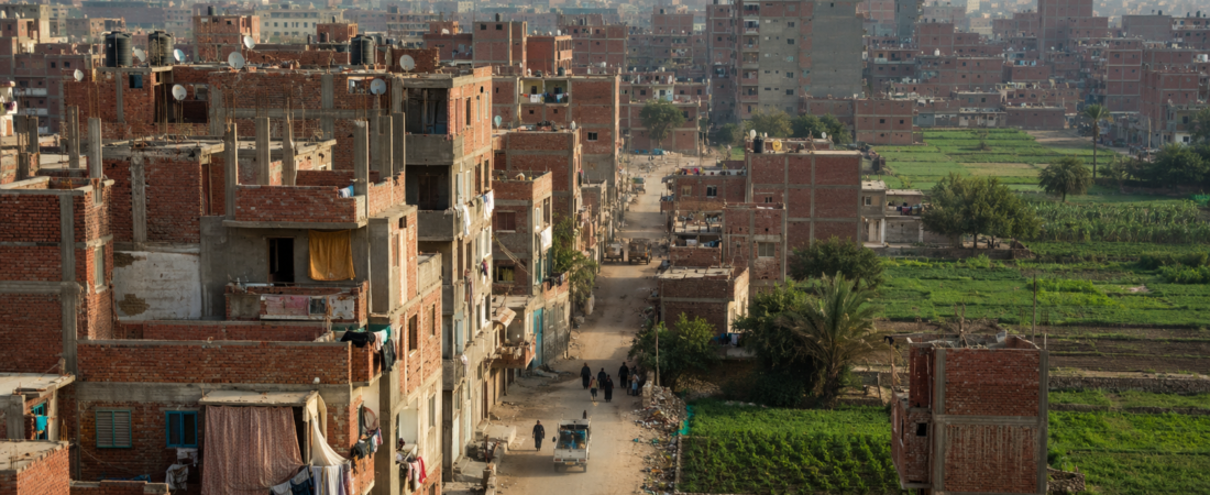 عشوائيات البناء في المدن والقرى المصرية: حين تتحول الحاجة إلى فوضى عمرانية